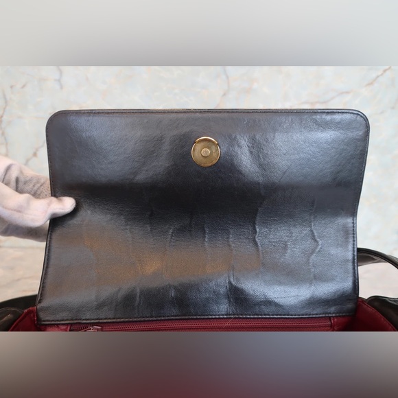 Authentic CHANEL black lambskin medium sized camera vintage crossbody bag - Picture 10 of 15